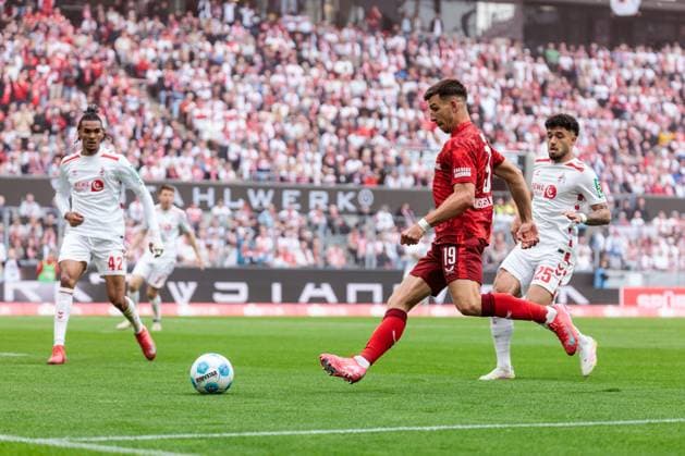 2.? ?Fußball Bundesliga, 1. FC Köln - 1. FC Kaiserslautern, 18.05.2025 Zweikampf Daniel Hanslik (1. FC Kaiserslautern, 19), Jusuf Gazibegovic (1. FC Köln, 25) 2. Fußball Bundesliga, 1. FC Köln - 1. FC Kaiserslautern, Köln, RheinEnergiestadion am 18.05.2025 DFL REGULATIONS PROHIBIT ANY USE OF PHOTOGRAPHS AS IMAGE SEQUENCES AND OR QUASI-VIDEO.