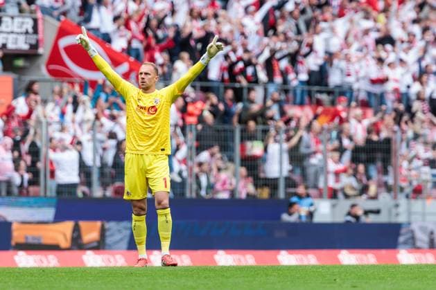 2.? ?Fußball Bundesliga, 1. FC Köln - 1. FC Kaiserslautern, 18.05.2025 Marvin Schwäbe (1. FC Köln, 1) bejubelt das 1:0 durch Eric Martel (1. FC Köln, 6) 2. Fußball Bundesliga, 1. FC Köln - 1. FC Kaiserslautern, Köln, RheinEnergiestadion am 18.05.2025 DFL REGULATIONS PROHIBIT ANY USE OF PHOTOGRAPHS AS IMAGE SEQUENCES AND OR QUASI-VIDEO.