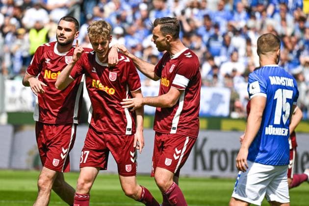 Leopold Wurm (SSV Jahn Regensburg, 37) und Team bejubeln das Tor zum 0:1, GER, SV Darmstadt 98 vs. SSV Jahn Regensburg, 2. Bundesliga, Fussball, 34. Spieltag, Saison 2024 2025, 18.05.2025. DFL REGULATIONS PROHIBIT ANY USE OF PHOTOGRAPHS as IMAGE SEQUENCES and or QUASI-VIDEO. GER, SV Darmstadt 98 vs. SSV Jahn Regensburg, 2. Bundesliga, Fussball, 34. Spieltag, Saison 2024 2025, 18.05.2025. Darmstadt