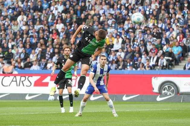 18.05.2025, xtgx, Fussball 2. Bundesliga, Hertha BSC Berlin - Hannover 96 emspor, v.l. Nicolo Tresoldi (Hannover, 9) schiesst Tor, schießt, Torschuetze, erzielt Tor, Treffer, scores the goal 0:1 Kopfball (DFL DFB REGULATIONS PROHIBIT ANY USE OF PHOTOGRAPHS as IMAGE SEQUENCES and or QUASI-VIDEO) Berlin