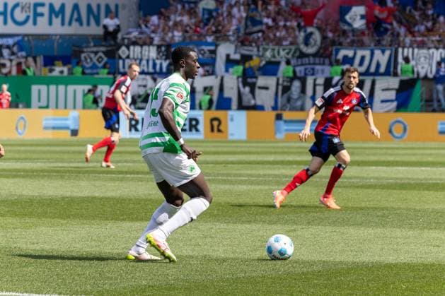 Joshua Quarshie 15 (Spvgg Greuther Fuerth), Spvgg Greuther Fuerth vs. Hamburger SV Fussball, 2. Bundesliga, DFL, Saison 2024 2025, Rueckrunde, 34. Spieltag, 18.05.2025 DFB regulations prohibit any use of photographs as image sequences and or quasi-video