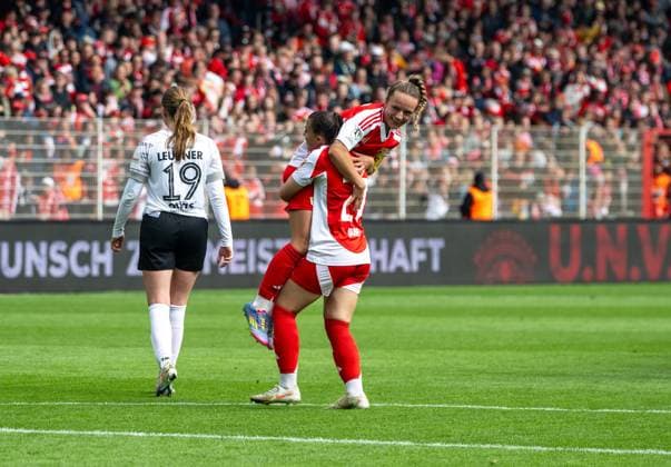 Fußball, Frauen, Saison 2024 2025, 2. Frauen-Bundesliga (26. Spieltag), 1. FC Union Berlin - FSV Gütersloh, v. l. Ronja Leubner (Gütersloh), Lisa Heiseler (1. FC Union), Korina Janez (1. FC Union), Jubel nach Abpfiff, 18.05. 2025, Copyright: xMatthiasxKochx