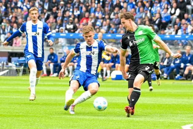 Fussball 2.Bundesliga, Hertha BSC Berlin - Hannover 96 18.05.2025, xdanx, Fussball 2.Bundesliga, Hertha BSC Berlin - Hannover 96 emspor, v.l.Florian Niederlechner (Hertha BSC),Phil Neumann (Hannover 96),Zweikampf, Duell, Kampf, tackle (DFL DFB REGULATIONS PROHIBIT ANY USE OF PHOTOGRAPHS as IMAGE SEQUENCES and or QUASI-VIDEO) Daniel Lakomski Mix1 Berlin Olympiastadion Berlin Deutschland (DEU)