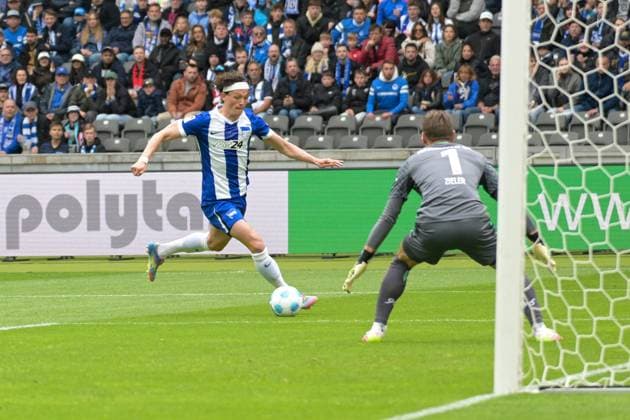 Fussball 2.Bundesliga, Hertha BSC Berlin - Hannover 96 18.05.2025, xdanx, Fussball 2.Bundesliga, Hertha BSC Berlin - Hannover 96 emspor, v.l.Fabian Reese (Hertha BSC),Ron-Robert Zieler (Hannover 96), Angriff aufs Tor (DFL DFB REGULATIONS PROHIBIT ANY USE OF PHOTOGRAPHS as IMAGE SEQUENCES and or QUASI-VIDEO) Daniel Lakomski Mix1 Berlin Olympiastadion Berlin Deutschland (DEU)