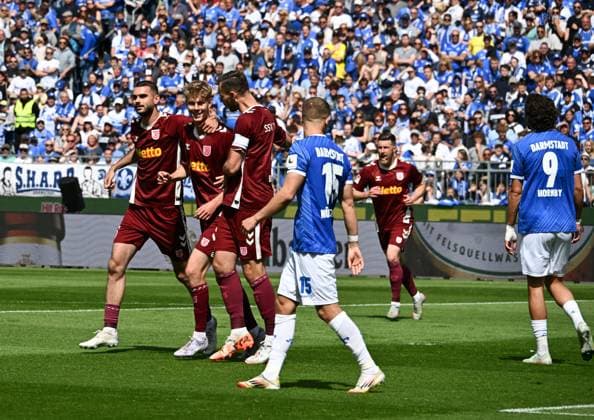 18.05.2025, xsltx, Fussball 2.Bundesliga, SV Darmstadt 98 - Jahn Regensburg 2. v.l. Leopold Wurm (SSV Jahn Regensburg) jubelt über sein Tor zum 1:0 (DFL DFB REGULATIONS PROHIBIT ANY USE OF PHOTOGRAPHS as IMAGE SEQUENCES and or QUASI-VIDEO)