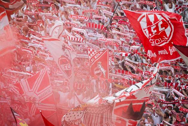 Fußball: 2. Bundesliga, 1. FC Köln - 1. FC Kaiserslautern, 34. Spieltag, RheinEnergieStadion. Fans des 1. FC Köln schwenken ihre Schals und Fahnen zur Vereinshymne.