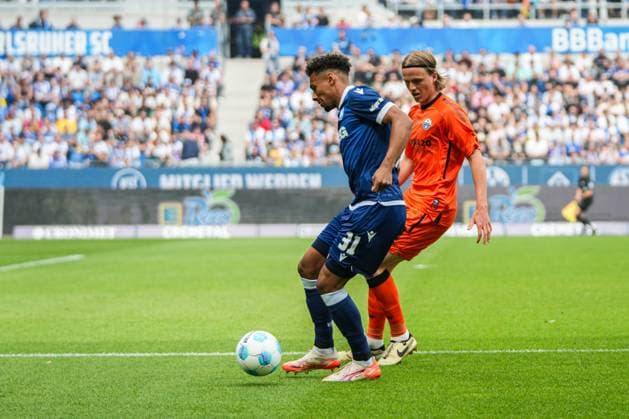 2. Fussball Bundesliga, Karlsruher SC - SC Paderborn 07, 18.05.2025 Zweikampf zwischen Bambasé Conté (Karlsruher SC 31) und Felix Götze (SC Paderborn 20) 2. Fussball Bundesliga, Karlsruher SC - SC Paderborn 07; BBBank Wildpark Karlsruhe, 18.05.2025 DFB DFL REGULATIONS PROHIBIT ANY USE OF PHOTOGRAPHS AS IMAGE SEQUENCES AND OR QUASI-VIDEO.