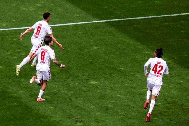 Fußball: 2. Bundesliga, 1. FC Köln - 1. FC Kaiserslautern, 34. Spieltag, RheinEnergieStadion. Torjubel 1. FC Köln nach dem 1:0, mit dem Kölner Torschützen Eric Martel (l-r) jubeln Denis Huseinbasic und Damion Downs.