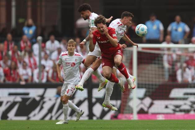 Jusuf Gazibegovic (1. FC Koeln), Florian Kleinhansl (1.FC Kaiserslautern) und Eric Martel (1. FC Koeln) im Zweikampf waehrend des Spiels der 2. Bundesliga zwischen 1. FC Köln und 1. FC Kaiserslautern im RheinEnergieStadion am 18. May 2025 in Köln, Deutschland. (Foto von Oliver Kaelke DeFodi Images) +++ Jusuf Gazibegovic (1. FC Koeln), Florian Kleinhansl (1.FC Kaiserslautern) und Eric Martel (1. FC Koeln) battle for the ball during the 2. Bundesliga match between 1. FC Köln and 1. FC Kaiserslautern at RheinEnergieStadion on May 18, 2025 in Cologne, Germany. (Photo by Oliver Kaelke DeFodi Images) DFB DFL REGULATIONS PROHIBIT ANY USE OF PHOTOGRAPHS AS IMAGE SEQUENCES AND OR QUASI-VIDEO. (Photo by Oliver Kaelke DeFodi Images)
