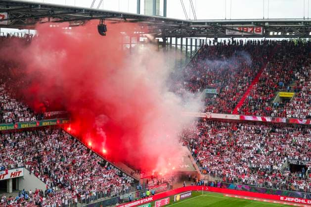 Fußball: 2. Bundesliga, 1. FC Köln - 1. FC Kaiserslautern, 34. Spieltag, RheinEnergieStadion. Fans aus Kaiserslautern brennen zu Spielbeginn Pyrotechnik ab.