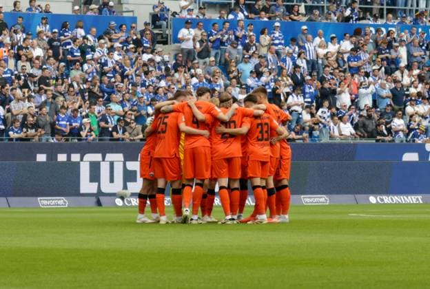18.05.2025, xhettx, Fussball 2.Bundesliga, Karlsruher SC - SC Paderborn 07 v.l. Padaborn schwört sich ein (DFL DFB REGULATIONS PROHIBIT ANY USE OF PHOTOGRAPHS as IMAGE SEQUENCES and or QUASI-VIDEO)