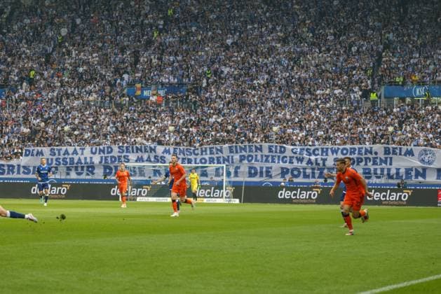 18.05.2025, xhettx, Fussball 2.Bundesliga, Karlsruher SC - SC Paderborn 07 v.l. Spruchband bezüglich dem Polizeieinsatz gegen Kaiserslautern (DFL DFB REGULATIONS PROHIBIT ANY USE OF PHOTOGRAPHS as IMAGE SEQUENCES and or QUASI-VIDEO)
