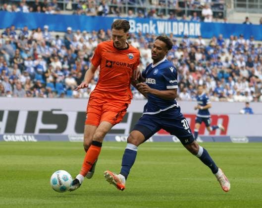 18.05.2025, xhettx, Fussball 2.Bundesliga, Karlsruher SC - SC Paderborn 07 v.l. Calvin Brackelmann (SC Padaborn 07, 4) und BambasÃ ContÃ (Karlsruhe SC, 31) im Zweikampf (DFL DFB REGULATIONS PROHIBIT ANY USE OF PHOTOGRAPHS as IMAGE SEQUENCES and or QUASI-VIDEO)