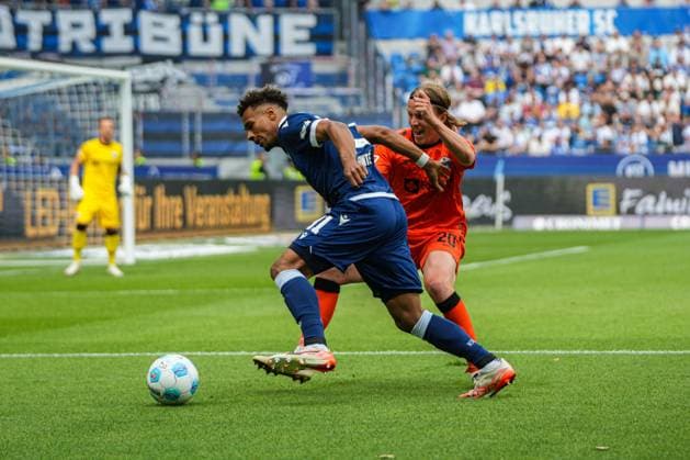 2. Fussball Bundesliga, Karlsruher SC - SC Paderborn 07, 18.05.2025 Zweikampf zwischen Bambasé Conté (Karlsruher SC 31) und Felix Götze (SC Paderborn 20) 2. Fussball Bundesliga, Karlsruher SC - SC Paderborn 07; BBBank Wildpark Karlsruhe, 18.05.2025 DFB DFL REGULATIONS PROHIBIT ANY USE OF PHOTOGRAPHS AS IMAGE SEQUENCES AND OR QUASI-VIDEO.
