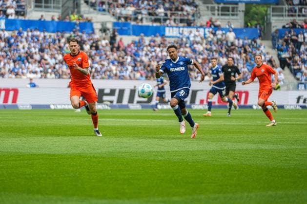 2. Fussball Bundesliga, Karlsruher SC - SC Paderborn 07, 18.05.2025 Zweikampf zwischen Calvin Brackelmann (SC Paderborn 4) und Bambasé Conté (Karlsruher SC 31) 2. Fussball Bundesliga, Karlsruher SC - SC Paderborn 07; BBBank Wildpark Karlsruhe, 18.05.2025 DFB DFL REGULATIONS PROHIBIT ANY USE OF PHOTOGRAPHS AS IMAGE SEQUENCES AND OR QUASI-VIDEO.