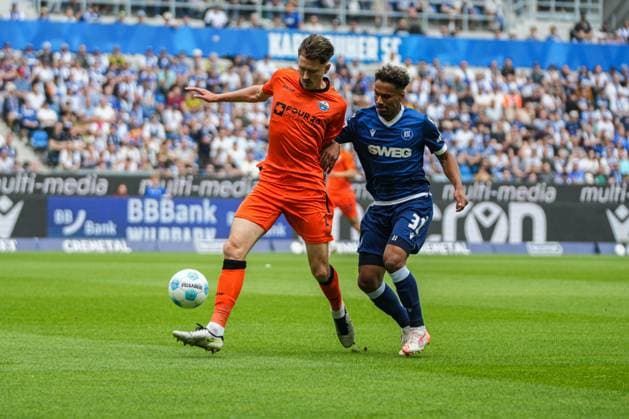 2. Fussball Bundesliga, Karlsruher SC - SC Paderborn 07, 18.05.2025 Zweikampf zwischen Calvin Brackelmann (SC Paderborn 4) und Bambasé Conté (Karlsruher SC 31) 2. Fussball Bundesliga, Karlsruher SC - SC Paderborn 07; BBBank Wildpark Karlsruhe, 18.05.2025 DFB DFL REGULATIONS PROHIBIT ANY USE OF PHOTOGRAPHS AS IMAGE SEQUENCES AND OR QUASI-VIDEO.
