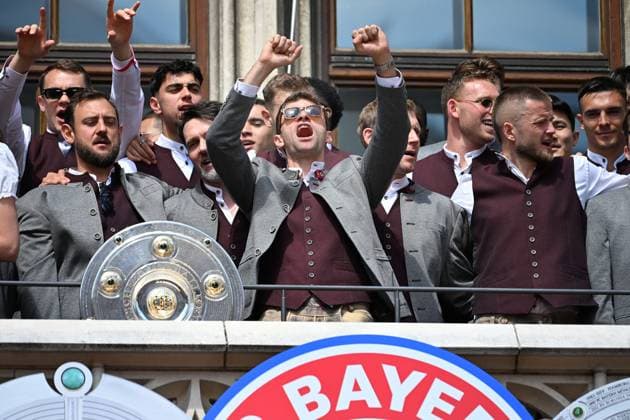 Thomas MUELLER (MÜLLER,Bayern Muenchen) feiert auf dem Rathausbalkon. Fussball Bundesliga der Frauen und der Maenner Doppelfeier FC Bayern Muenchen,Meisterfeier auf dem Rathausbalkon auf dem Marienplatz in Muenchen am 18.05.2025. Fussball 1. Bundesliga Saison 2024 2025, 34.Spieltag,