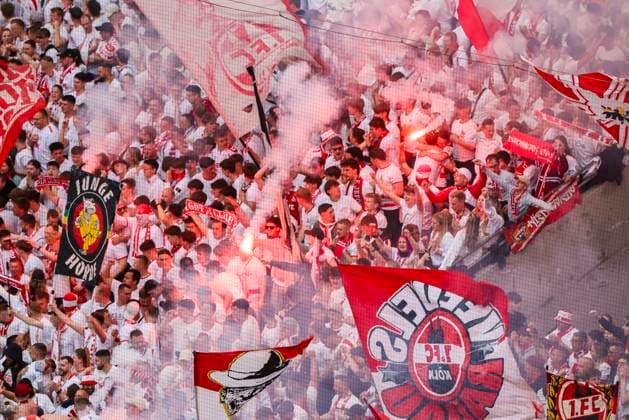 Fußball: 2. Bundesliga, 1. FC Köln - 1. FC Kaiserslautern, 34. Spieltag, RheinEnergieStadion. Kölner Fans zünden Pyrotechnik nach dem Tor zum 1:0.