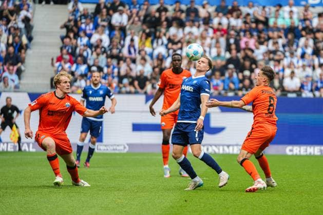 2. Fussball Bundesliga, Karlsruher SC - SC Paderborn 07, 18.05.2025 Dzenis Burnic (Karlsruher SC 7) im Zweikampf mit Marvin Mehlem (SC Paderborn 6) 2. Fussball Bundesliga, Karlsruher SC - SC Paderborn 07; BBBank Wildpark Karlsruhe, 18.05.2025 DFB DFL REGULATIONS PROHIBIT ANY USE OF PHOTOGRAPHS AS IMAGE SEQUENCES AND OR QUASI-VIDEO.