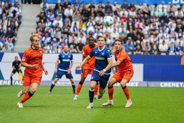 2. Fussball Bundesliga, Karlsruher SC - SC Paderborn 07, 18.05.2025 Dzenis Burnic (Karlsruher SC 7) im Zweikampf mit Marvin Mehlem (SC Paderborn 6) 2. Fussball Bundesliga, Karlsruher SC - SC Paderborn 07; BBBank Wildpark Karlsruhe, 18.05.2025 DFB DFL REGULATIONS PROHIBIT ANY USE OF PHOTOGRAPHS AS IMAGE SEQUENCES AND OR QUASI-VIDEO.