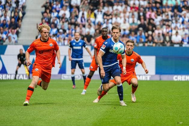 2. Fussball Bundesliga, Karlsruher SC - SC Paderborn 07, 18.05.2025 Dzenis Burnic (Karlsruher SC 7) im Zweikampf mit Marvin Mehlem (SC Paderborn 6) 2. Fussball Bundesliga, Karlsruher SC - SC Paderborn 07; BBBank Wildpark Karlsruhe, 18.05.2025 DFB DFL REGULATIONS PROHIBIT ANY USE OF PHOTOGRAPHS AS IMAGE SEQUENCES AND OR QUASI-VIDEO.