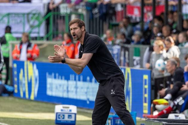 Trainer Thomas Kleine (Spvgg Greuther Fuerth) feuert seine Mannschaft an, Spvgg Greuther Fuerth vs. Hamburger SV Fussball, 2. Bundesliga, DFL, Saison 2024 2025, Rueckrunde, 34. Spieltag, 18.05.2025 DFB regulations prohibit any use of photographs as image sequences and or quasi-video