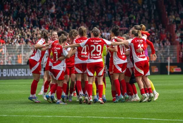 Fußball, Frauen, Saison 2024 2025, 2. Frauen-Bundesliga (26. Spieltag), 1. FC Union Berlin - FSV Gütersloh, Union jubelt nach Abpfiff, 18.05. 2025, Copyright: xMatthiasxKochx