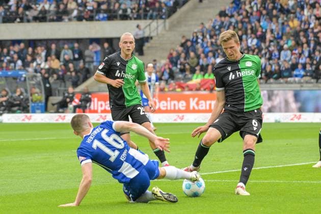 Fussball 2.Bundesliga, Hertha BSC Berlin - Hannover 96 18.05.2025, xdanx, Fussball 2.Bundesliga, Hertha BSC Berlin - Hannover 96 emspor, v.l.Jonjoe Kenny (Hertha BSC),Fabian Kunze (Hannover 96), Zweikampf, Duell, Kampf, tackle (DFL DFB REGULATIONS PROHIBIT ANY USE OF PHOTOGRAPHS as IMAGE SEQUENCES and or QUASI-VIDEO) Daniel Lakomski Mix1 Berlin Olympiastadion Berlin Deutschland (DEU)