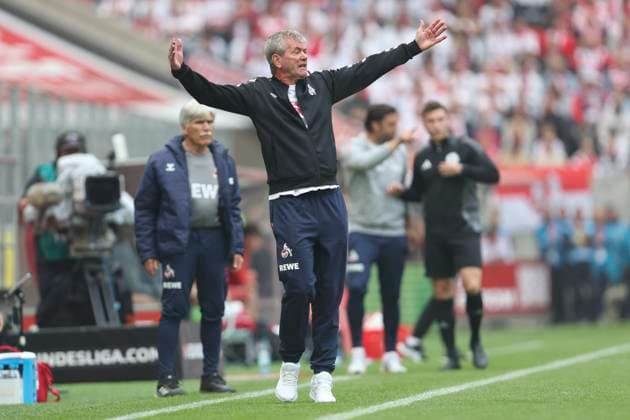 Trainer Friedhelm Funkel (1. FC Koeln) gestikuliert, Gestik waehrend des Spiels der 2. Bundesliga zwischen 1. FC Köln und 1. FC Kaiserslautern im RheinEnergieStadion am 18. May 2025 in Köln, Deutschland. (Foto von Oliver Kaelke DeFodi Images) +++ Trainer Friedhelm Funkel (1. FC Koeln) gestures during the 2. Bundesliga match between 1. FC Köln and 1. FC Kaiserslautern at RheinEnergieStadion on May 18, 2025 in Cologne, Germany. (Photo by Oliver Kaelke DeFodi Images) DFB DFL REGULATIONS PROHIBIT ANY USE OF PHOTOGRAPHS AS IMAGE SEQUENCES AND OR QUASI-VIDEO. (Photo by Oliver Kaelke DeFodi Images)