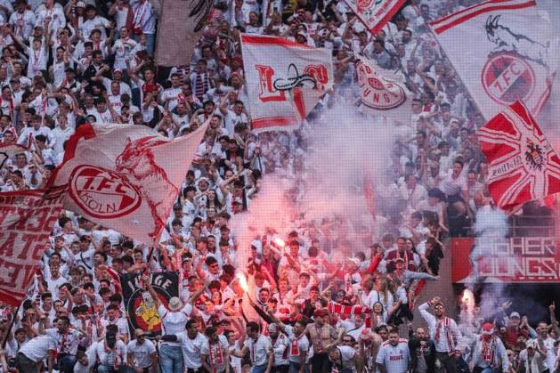 Fußball 2. Bundesliga 34. Spieltag 1. FC Köln - 1. FC Kaiserslautern am 18.05.2025 im RheinEnergieStadion in Köln Fanblock Fans von Köln Fans zündeln Bengalos Pyrotechnik Pyro Leuchtkörper Rauchbomben im Fanblock DFL regulations prohibit any use of photographs as image sequences and or quasi-video.