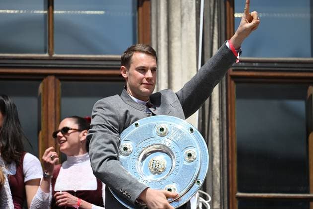 Manuel NEUER (Torwart Bayern Muenchen) feiert auf dem Rathausbalkon mit Schale,Meisterschale. Fussball Bundesliga der Frauen und der Maenner Doppelfeier FC Bayern Muenchen,Meisterfeier auf dem Rathausbalkon auf dem Marienplatz in Muenchen am 18.05.2025. Fussball 1. Bundesliga Saison 2024 2025, 34.Spieltag,