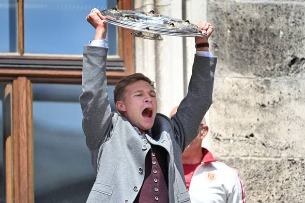 Joshua KIMMICH (Bayern Muenchen) feiert auf dem Rathausbalkon mit Schale,Meisterschale. Fussball Bundesliga der Frauen und der Maenner Doppelfeier FC Bayern Muenchen,Meisterfeier auf dem Rathausbalkon auf dem Marienplatz in Muenchen am 18.05.2025. Fussball 1. Bundesliga Saison 2024 2025, 34.Spieltag,