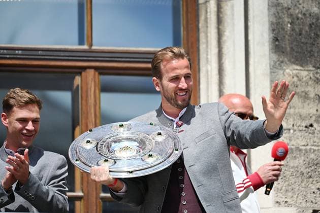 Harry KANE (Bayern Muenchen) feiert auf dem Rathausbalkon mit Schale,Meisterschale. Fussball Bundesliga der Frauen und der Maenner Doppelfeier FC Bayern Muenchen,Meisterfeier auf dem Rathausbalkon auf dem Marienplatz in Muenchen am 18.05.2025. Fussball 1. Bundesliga Saison 2024 2025, 34.Spieltag,