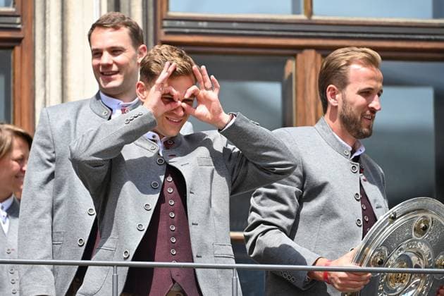 Joshua KIMMICH (Bayern Muenchen),Harry KANE (Bayern Muenchen) auf dem Rathausbalkon mit Schale,Meisterschale. li:Manuel NEUER (Torwart Bayern Muenchen). Fussball Bundesliga der Frauen und der Maenner Doppelfeier FC Bayern Muenchen,Meisterfeier auf dem Rathausbalkon auf dem Marienplatz in Muenchen am 18.05.2025. Fussball 1. Bundesliga Saison 2024 2025, 34.Spieltag,