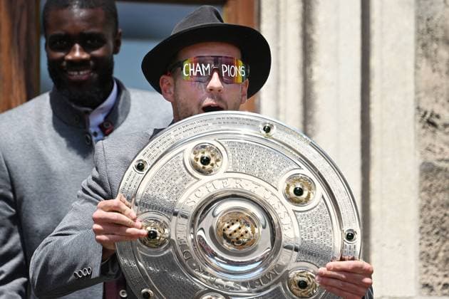 Sport Bilder des Tages Leon GORETZKA (Bayern Muenchen) feiert auf dem Rathausbalkon mit Schale,Meisterschale. Fussball Bundesliga der Frauen und der Maenner Doppelfeier FC Bayern Muenchen,Meisterfeier auf dem Rathausbalkon auf dem Marienplatz in Muenchen am 18.05.2025. Fussball 1. Bundesliga Saison 2024 2025, 34.Spieltag,