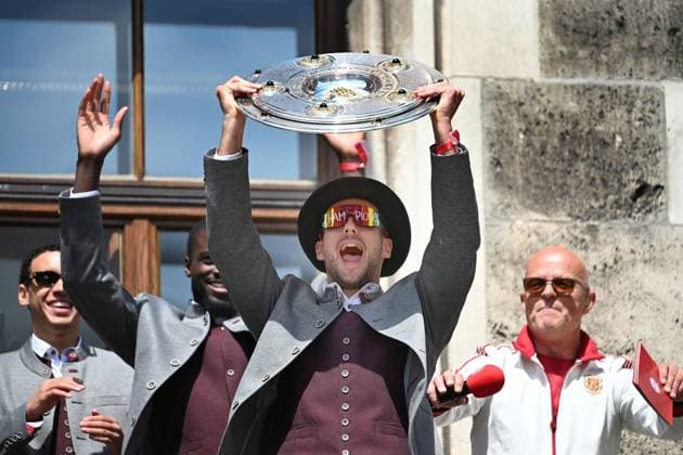 Leon GORETZKA (Bayern Muenchen) feiert auf dem Rathausbalkon mit Schale,Meisterschale. Fussball Bundesliga der Frauen und der Maenner Doppelfeier FC Bayern Muenchen,Meisterfeier auf dem Rathausbalkon auf dem Marienplatz in Muenchen am 18.05.2025. Fussball 1. Bundesliga Saison 2024 2025, 34.Spieltag,