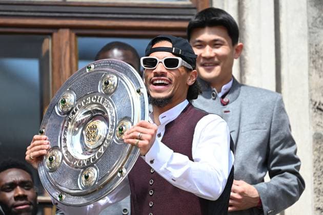 Leroy SANE (Bayern Muenchen) feiert auf dem Rathausbalkon mit Schale,Meisterschale. Fussball Bundesliga der Frauen und der Maenner Doppelfeier FC Bayern Muenchen,Meisterfeier auf dem Rathausbalkon auf dem Marienplatz in Muenchen am 18.05.2025. Fussball 1. Bundesliga Saison 2024 2025, 34.Spieltag,