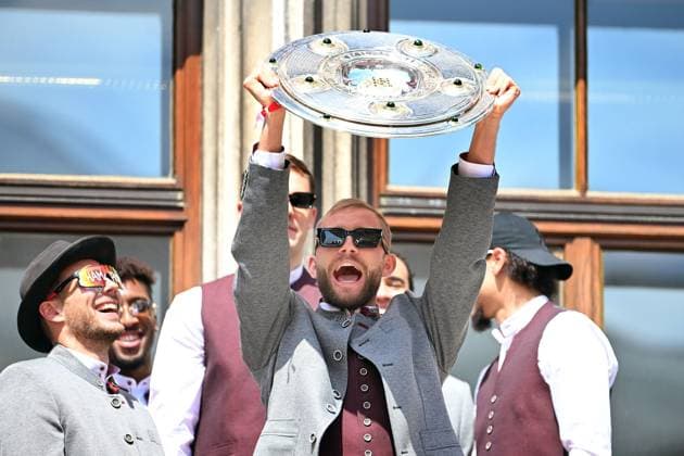 Konrad LAIMER (Bayern Muenchen) feiert auf dem Rathausbalkon mit Schale,Meisterschale. li:Konrad LAIMER (Bayern Muenchen). Fussball Bundesliga der Frauen und der Maenner Doppelfeier FC Bayern Muenchen,Meisterfeier auf dem Rathausbalkon auf dem Marienplatz in Muenchen am 18.05.2025. Fussball 1. Bundesliga Saison 2024 2025, 34.Spieltag,