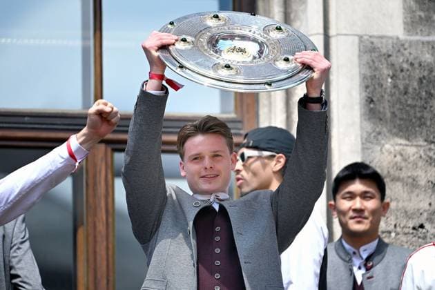 Torwart Jonas URBIG (Bayern Muenchen) feiert auf dem Rathausbalkon mit Schale,Meisterschale. Fussball Bundesliga der Frauen und der Maenner Doppelfeier FC Bayern Muenchen,Meisterfeier auf dem Rathausbalkon auf dem Marienplatz in Muenchen am 18.05.2025. Fussball 1. Bundesliga Saison 2024 2025, 34.Spieltag,