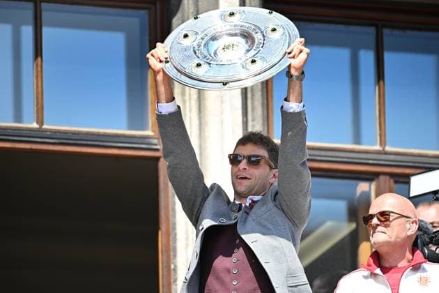 Thomas MUELLER (MÜLLER,Bayern Muenchen) feiert auf dem Rathausbalkon mit Schale,Meisterschale. Fussball Bundesliga der Frauen und der Maenner Doppelfeier FC Bayern Muenchen,Meisterfeier auf dem Rathausbalkon auf dem Marienplatz in Muenchen am 18.05.2025. Fussball 1. Bundesliga Saison 2024 2025, 34.Spieltag,