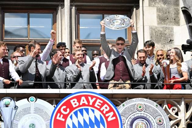 Thomas MUELLER (MÜLLER,Bayern Muenchen) feiert auf dem Rathausbalkon mit Schale,Meisterschale. Fussball Bundesliga der Frauen und der Maenner Doppelfeier FC Bayern Muenchen,Meisterfeier auf dem Rathausbalkon auf dem Marienplatz in Muenchen am 18.05.2025. Fussball 1. Bundesliga Saison 2024 2025, 34.Spieltag,