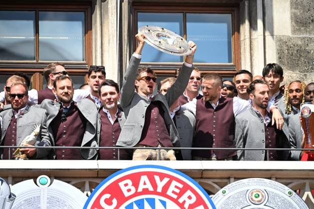 Thomas MUELLER (MÜLLER,Bayern Muenchen) feiert auf dem Rathausbalkon mit Schale,Meisterschale. Fussball Bundesliga der Frauen und der Maenner Doppelfeier FC Bayern Muenchen,Meisterfeier auf dem Rathausbalkon auf dem Marienplatz in Muenchen am 18.05.2025. Fussball 1. Bundesliga Saison 2024 2025, 34.Spieltag,