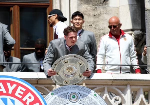 Fussball, Herren, Bundesliga, Saison 2024 2025, FC Bayern München, Meisterfeier, Rathausbalkon, Marienplatz Jonas Urbig (FC Bayern München) mit der Meisterschale in der Hand auf dem Rathaus Balkon