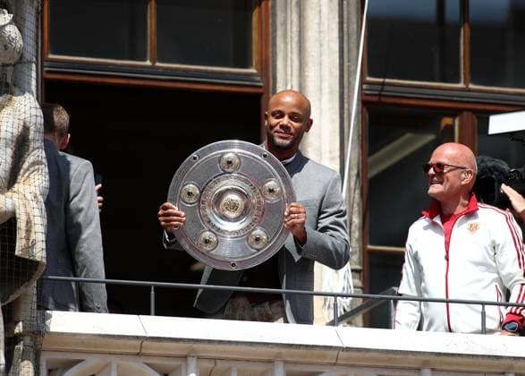 Fussball, Herren, Bundesliga, Saison 2024 2025, FC Bayern München, Meisterfeier, Rathausbalkon, Marienplatz Vincent Kompany, Trainer (FC Bayern München) mit der Meisterschale in der Hand auf dem Rathaus Balkon