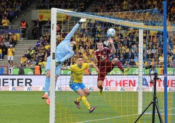 Sport Bilder des Tages 18.05.2025 - Fussball - Saison 2024 2025 - 2. Fussball - Bundesliga - 34. Spieltag: Eintracht Braunschweig BTSV EBS - 1. FC Nürnberg FCN ( Club ) - Sportfoto Zink DaMa - xdaxmax - DFL regulations prohibit any use of photographs as image sequences and or quasi-video - only for editorial use - Tor Treffer Torschuß zum 0:3 - Torschütze Julian Justvan (10, 1. FC Nürnberg FCN, nicht im Bild) per Freistoß gegen Marko Johansson (12, Eintracht Braunschweig BTSV EBS )