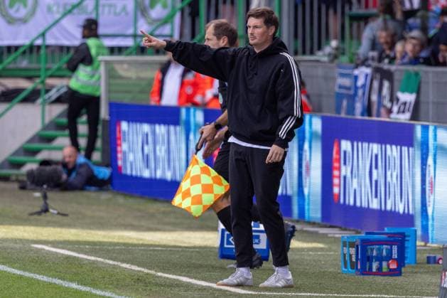 Chef-Trainer Merlin Polzin (Hamburger SV) mit Anweisungen an die Mannschaft, Spvgg Greuther Fuerth vs. Hamburger SV Fussball, 2. Bundesliga, DFL, Saison 2024 2025, Rueckrunde, 34. Spieltag, 18.05.2025 DFB regulations prohibit any use of photographs as image sequences and or quasi-video