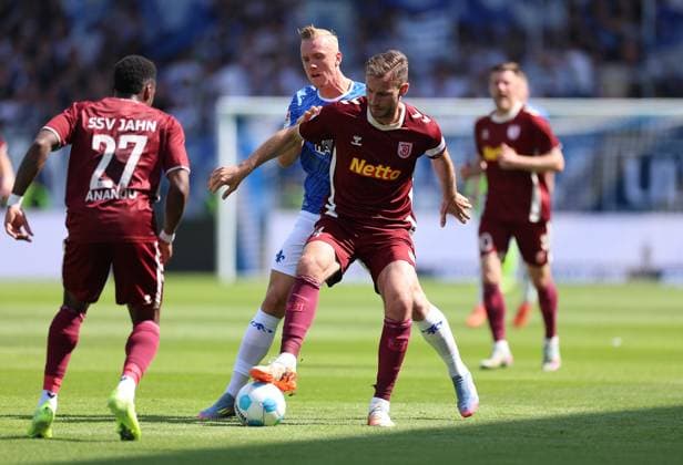 18.05.2025, xdcx, Fussball 2. Bundesliga, SV Darmstadt 98 - SSV Jahn Regensburg, emonline, emspor, despor, v.l., Isac Lidberg (SV Darmstadt 98), Florian Ballas (SSV Jahn Regensburg) DFL DFB REGULATIONS PROHIBIT ANY USE OF PHOTOGRAPHS AS IMAGE SEQUENCES AND OR QUASI-VIDEO.