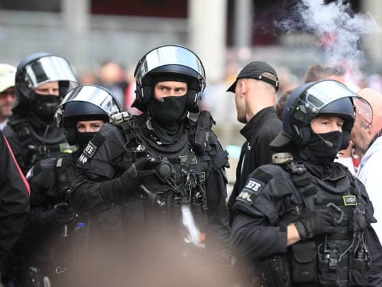 18.05.2025, xophax, Fussball 2.Bundesliga, 1.FC Koeln - 1.FC Kaiserslautern v.l. Aufstiegsfinale Rhein Energie Stadion Polizei (DFL DFB REGULATIONS PROHIBIT ANY USE OF PHOTOGRAPHS as IMAGE SEQUENCES and or QUASI-VIDEO) Koeln