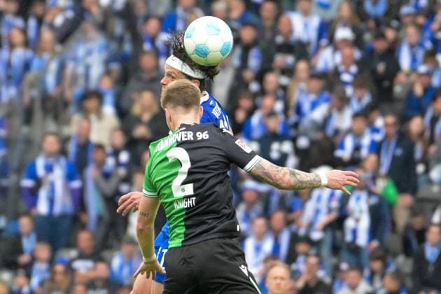 Fussball 2.Bundesliga, Hertha BSC Berlin - Hannover 96 18.05.2025, xdanx, Fussball 2.Bundesliga, Hertha BSC Berlin - Hannover 96 emspor, v.l.Fabian Reese (Hertha BSC),Josh Knight (Hannover 96), Zweikampf, Duell, Kampf, tackle (DFL DFB REGULATIONS PROHIBIT ANY USE OF PHOTOGRAPHS as IMAGE SEQUENCES and or QUASI-VIDEO) Daniel Lakomski Mix1 Berlin Olympiastadion Berlin Deutschland (DEU)