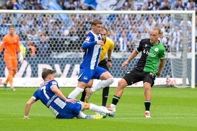 Fussball 2.Bundesliga, Hertha BSC Berlin - Hannover 96 18.05.2025, xdanx, Fussball 2.Bundesliga, Hertha BSC Berlin - Hannover 96 emspor, v.l.Florian Niederlechner (Hertha BSC),Lars Gindorf (Hannover 96),Zweikampf, Duell, Kampf, tackle (DFL DFB REGULATIONS PROHIBIT ANY USE OF PHOTOGRAPHS as IMAGE SEQUENCES and or QUASI-VIDEO) Daniel Lakomski Mix1 Berlin Olympiastadion Berlin Deutschland (DEU)